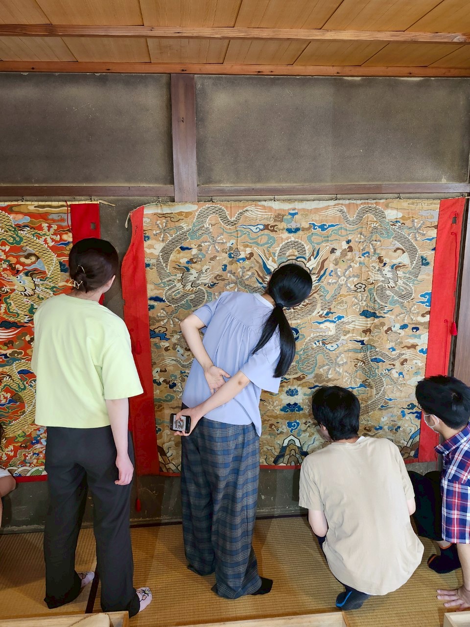 タペストリーの見学の様子
