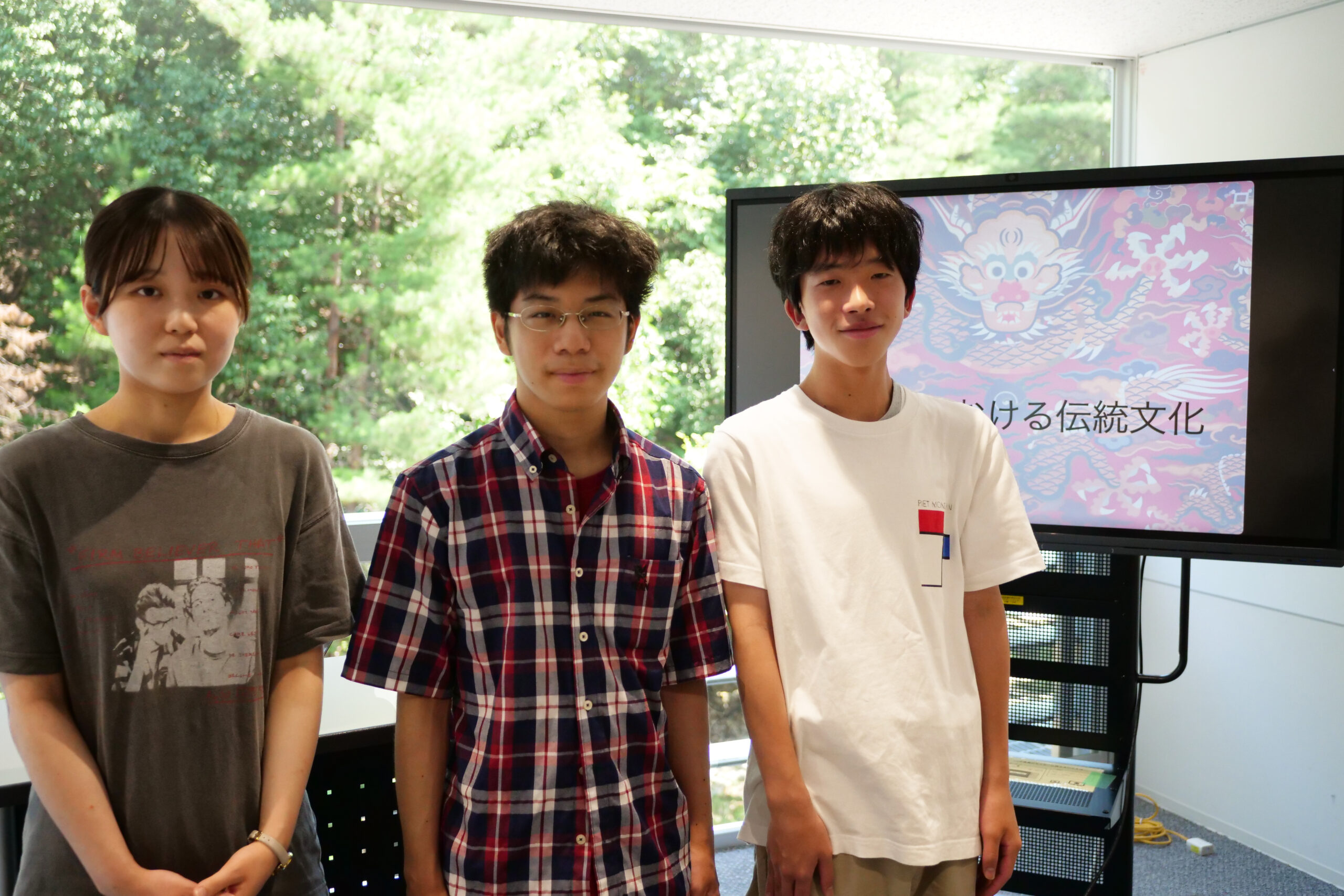 高谷 健介:国際文化学部 人文学科 日本文化専攻 2年生・北 篤人:メディア表現学部 メディア表現学科 イメージ表現専攻 3年生・杉谷 茉美:マンガ学部 アニメーション学科 3年生
