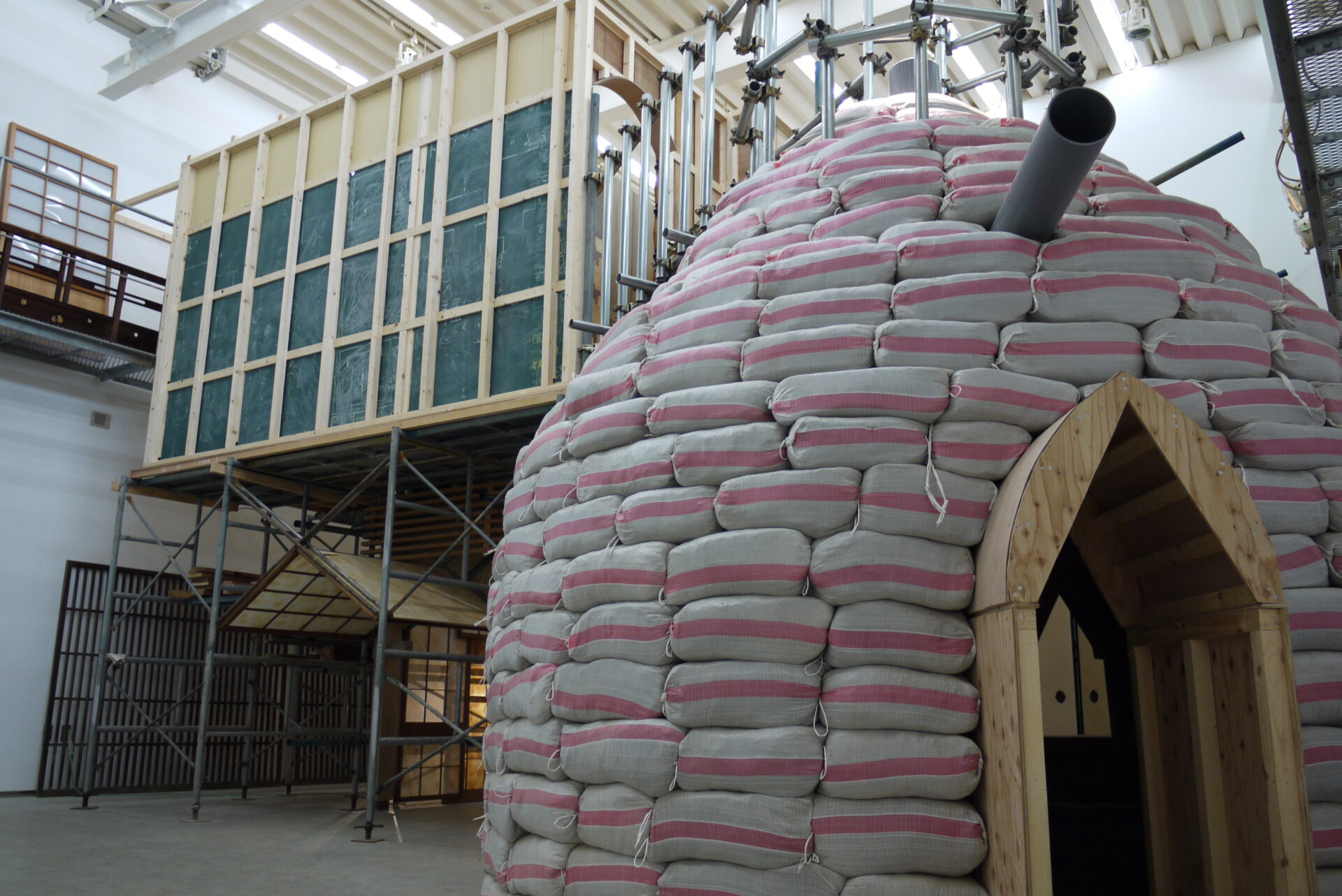 「高嶺格：Good House, Nice Body〜いい家・よい体〜」展示風景、2011年、金沢21世紀美術館