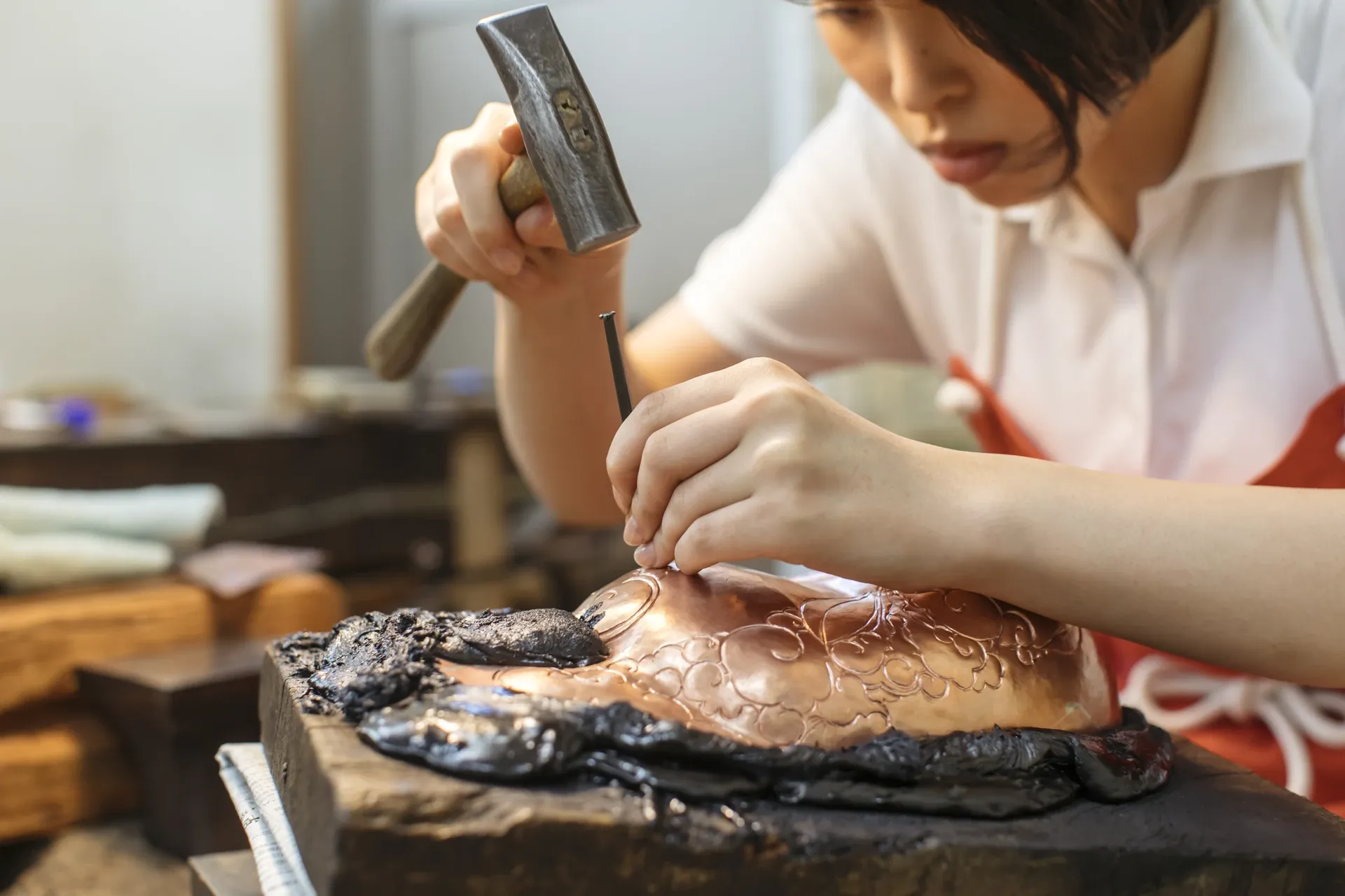 伝統工芸を制作する様子