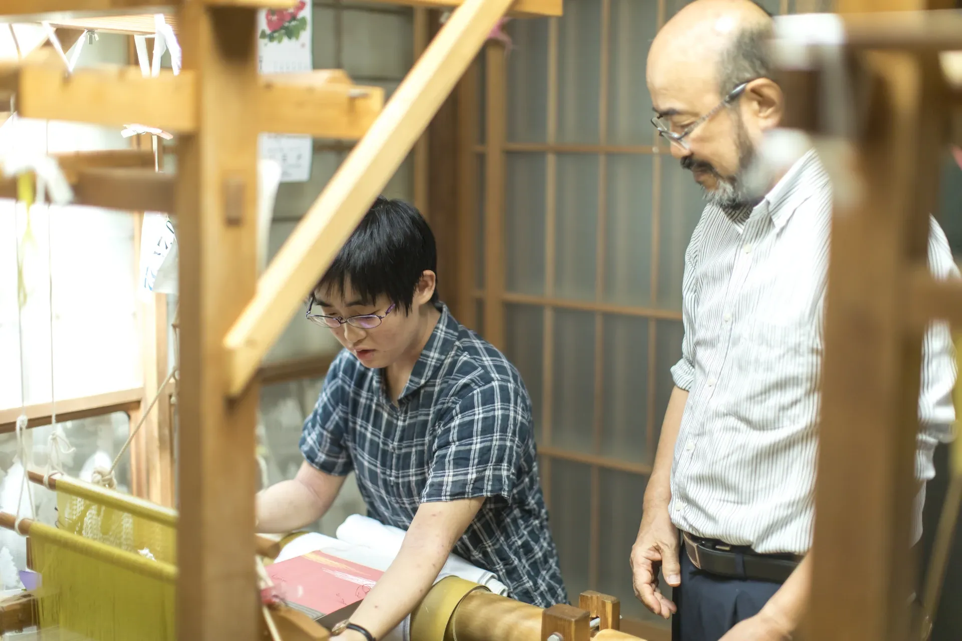 工房で作業する人々