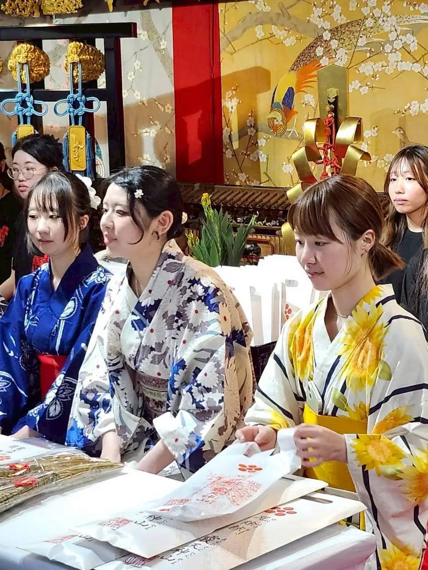 祇園祭で授与体験を行う受講生