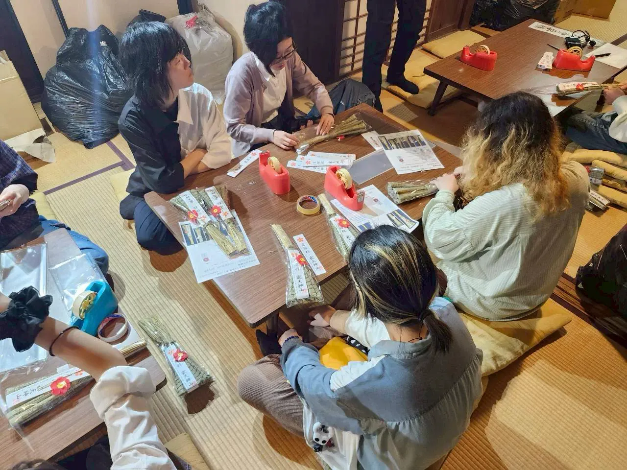 粽の制作体験を行う受講生