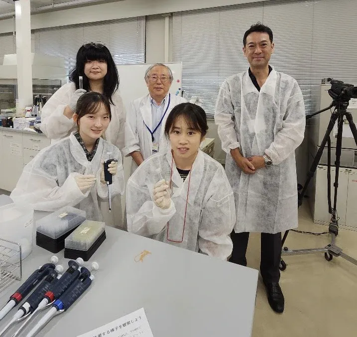 DNA実験に参加した学生と教員
