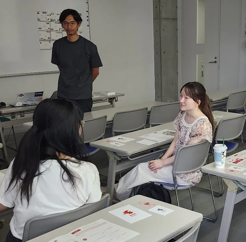 脱炭素ワークショップで学生と話す教員