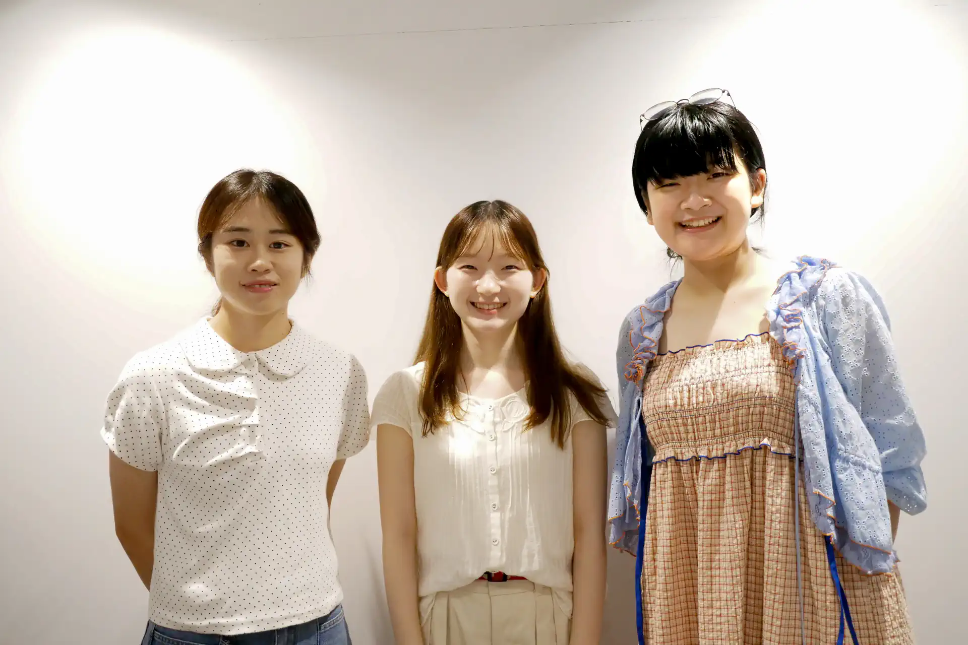 大学連携プログラムに参加した学生3名の集合写真