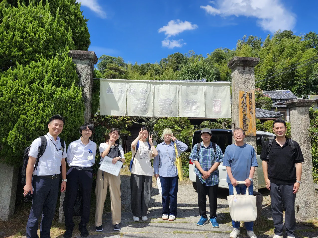 精華町でのフィールドワークに参加した学生と関係者の集合写真