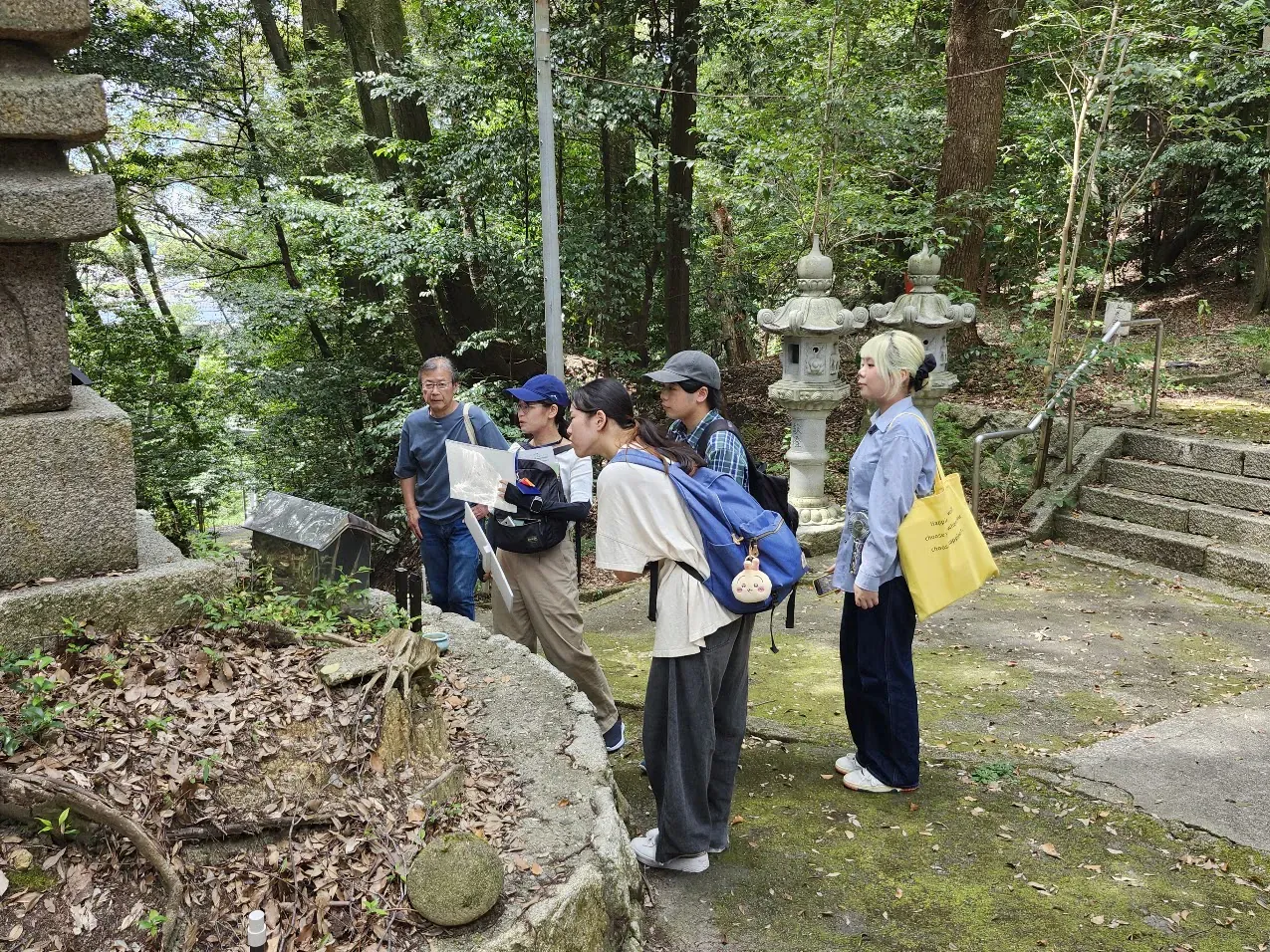 精華町のフィールドワークで訪れた石造の十三重塔が残る神社